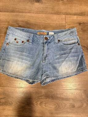 Paris Blues Y2K Low Rise Light Wash Embroidered Pocket Denim Shorts Sz 13